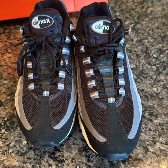 Nike Men's air max 95  Black and Gray Sneakers EUC 10.5 - Picture 5 of 16